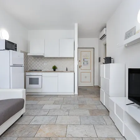 Lo Squalo With High Speed Wifi And Private Garden Olbia