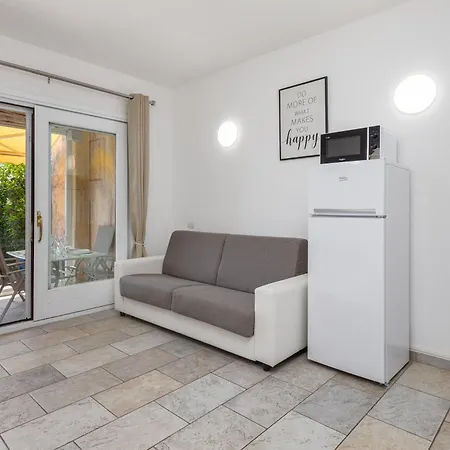Lo Squalo With High Speed Wifi And Private Garden Olbia