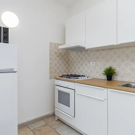 別荘 Lo Squalo With High Speed Wifi And Private Garden *